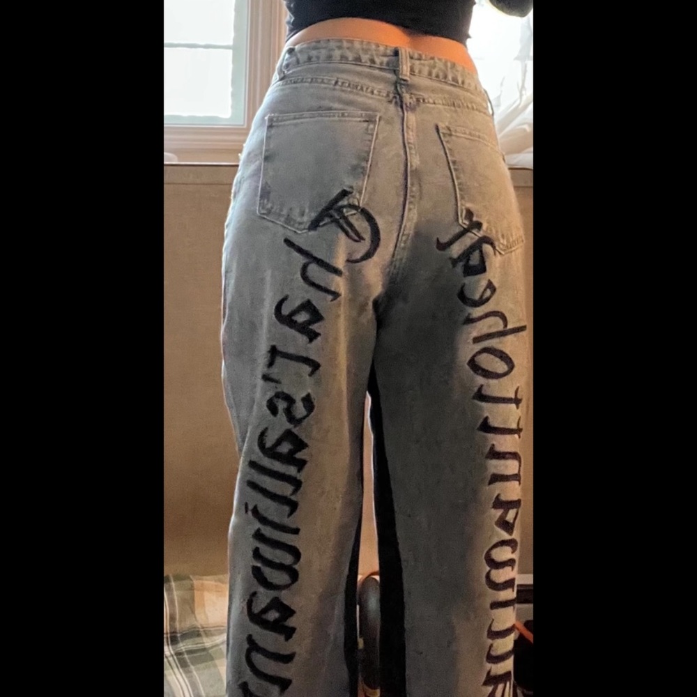 Y2K semi-baggy jeans.